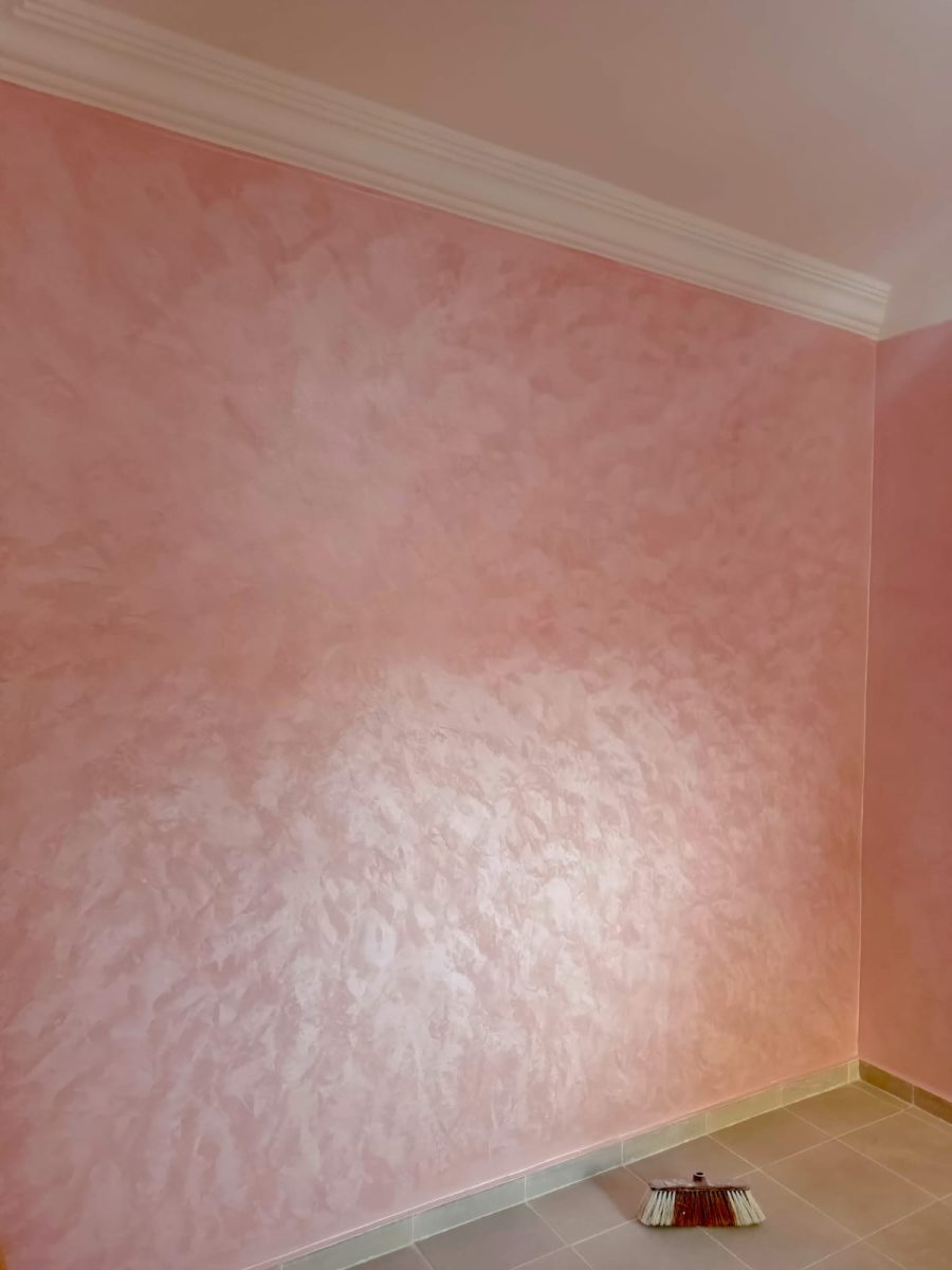 Mur en enduit décoratif rose aux reflets métallisés