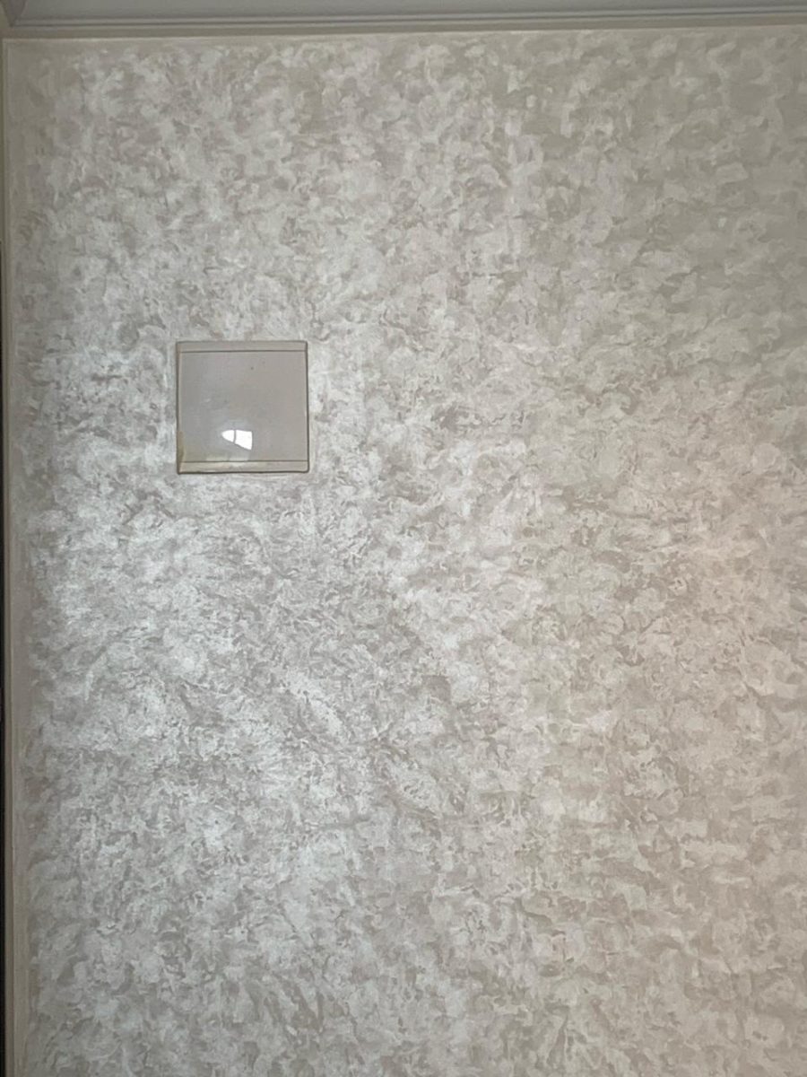 Mur en enduit décoratif beige nacré marbré
