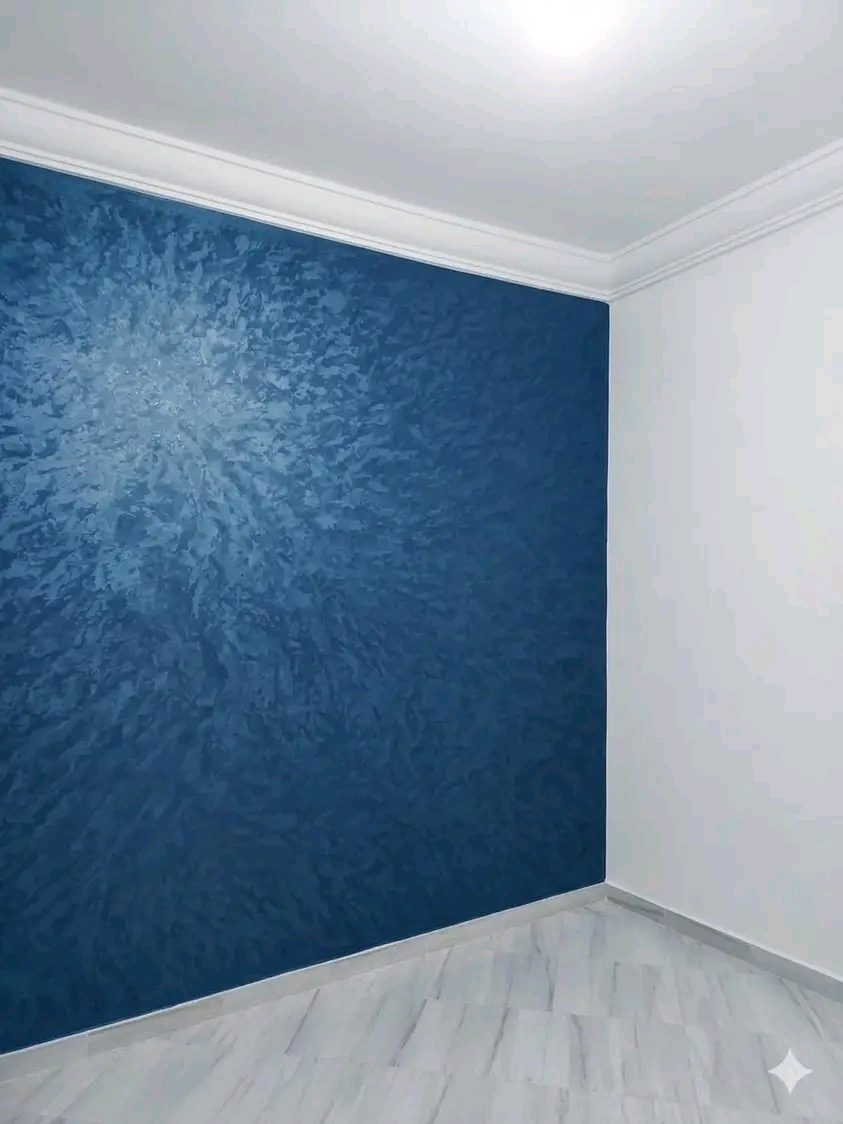 Mur en enduit décoratif bleu aux reflets nuancés