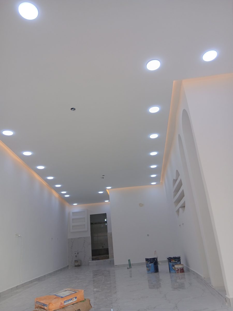 Pièce claire à faux plafond et spots encastrés