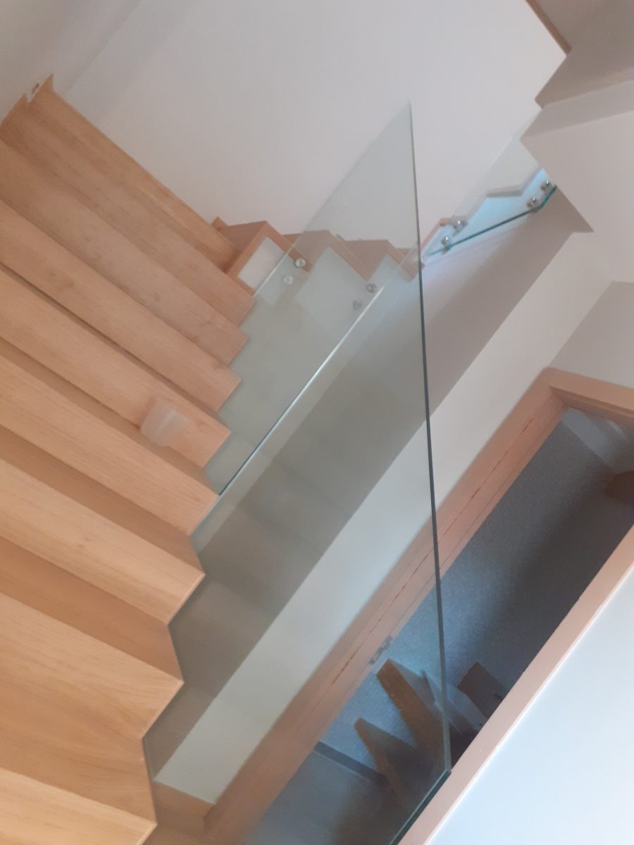 Escalier en bois à garde-corps en verre