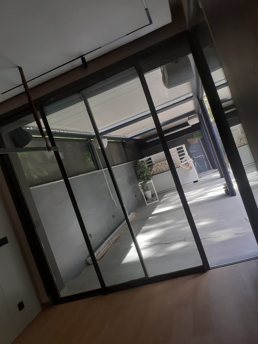 Cloison vitrée à cadre aluminium noir