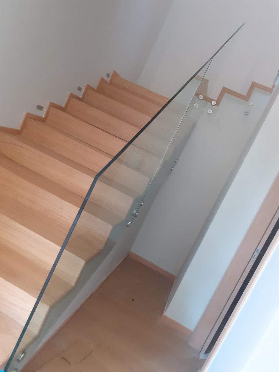 Escalier en bois clair à garde-corps en verre