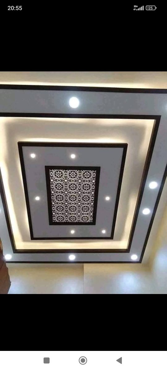 Faux plafond à caissons et panneau ajouré