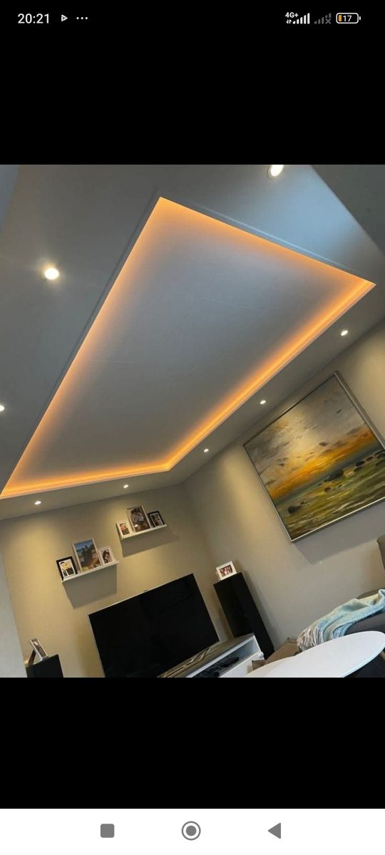 Salon à faux plafond trapézoïdal à LED