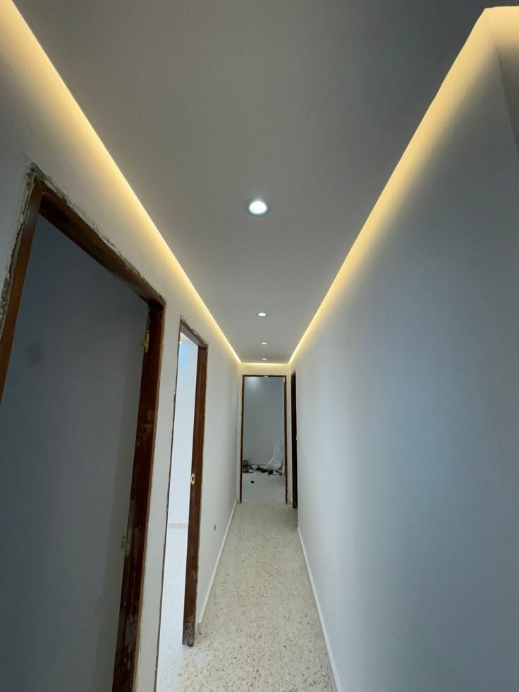 Couloir à faux plafond en plâtre et LED