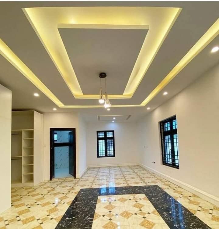 Salon à faux plafond en plâtre et lustre