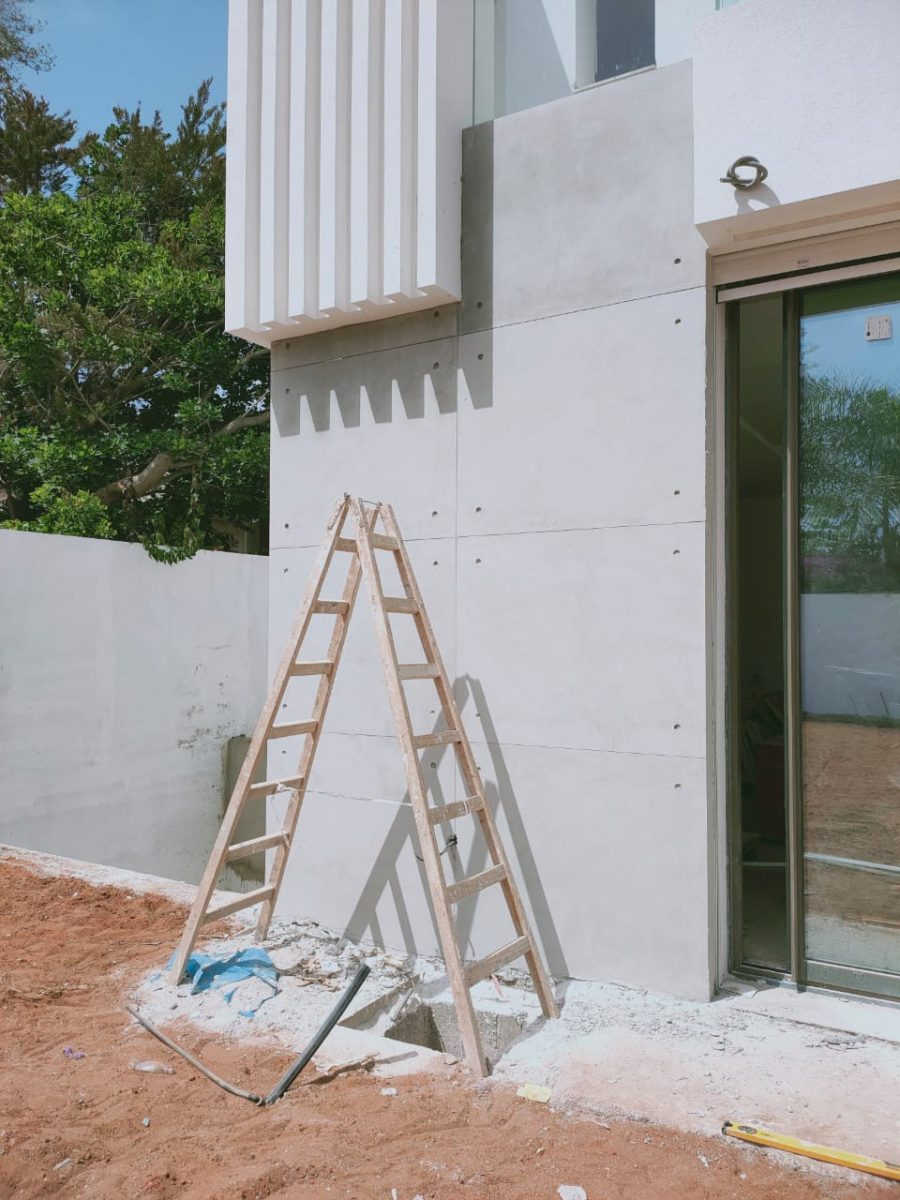Façade effet béton et lames verticales