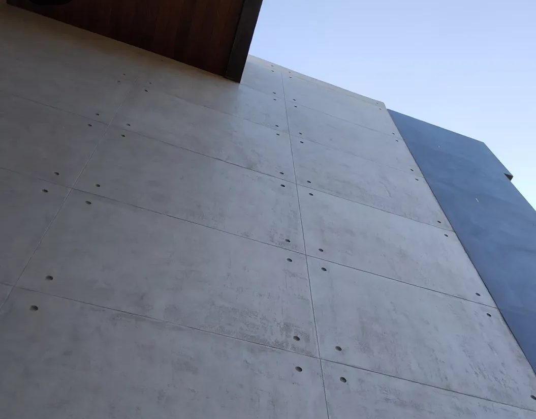 Façade en panneaux effet béton brut