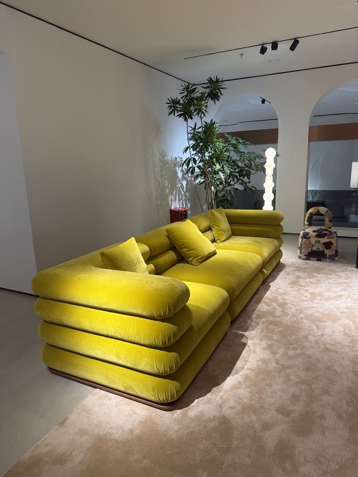 Canapé modulable en velours jaune à assises épaisses