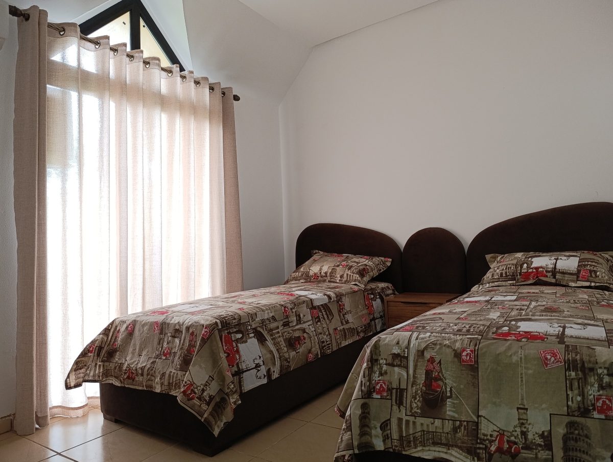 Chambre à deux lits simples et têtes capitonnées