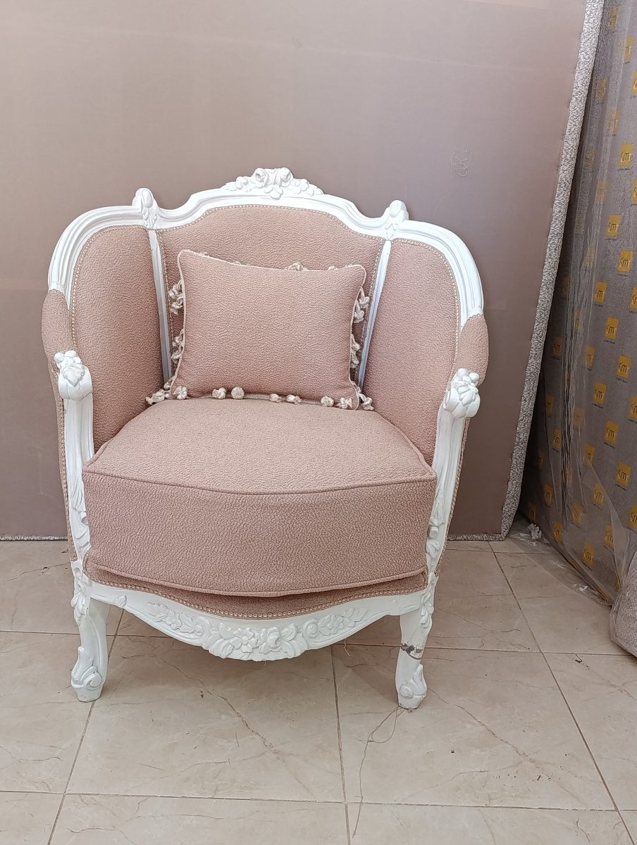 Fauteuil bergère rose poudré à coussin assorti