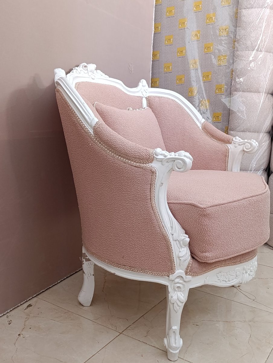Fauteuil bergère rose poudré à cadre en bois blanc