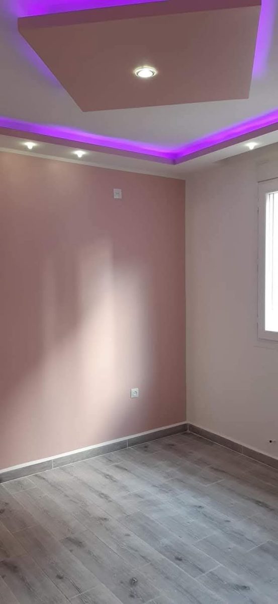Chambre peinte en rose à faux plafond LED