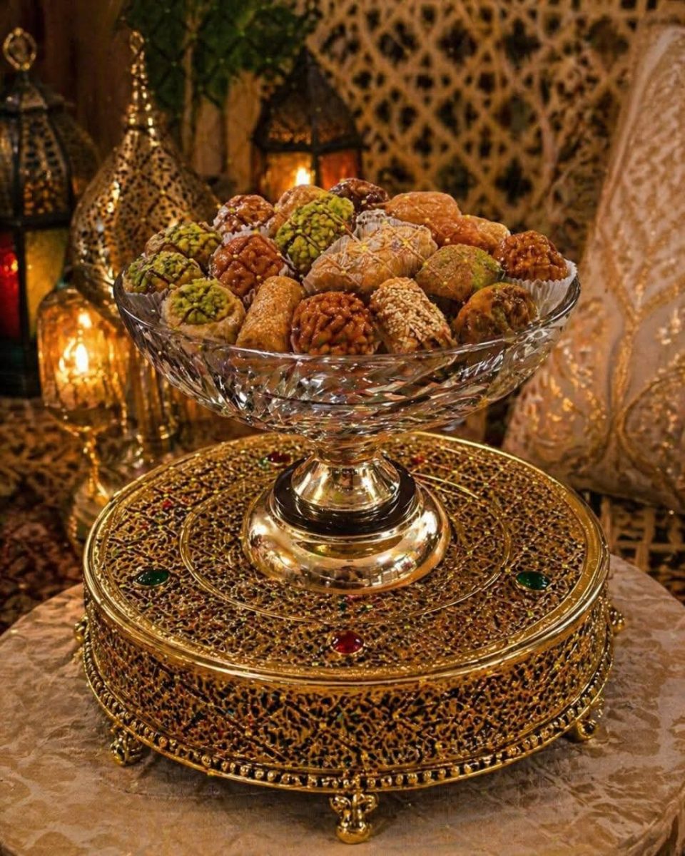 Coupe de pâtisseries orientales sur présentoir
