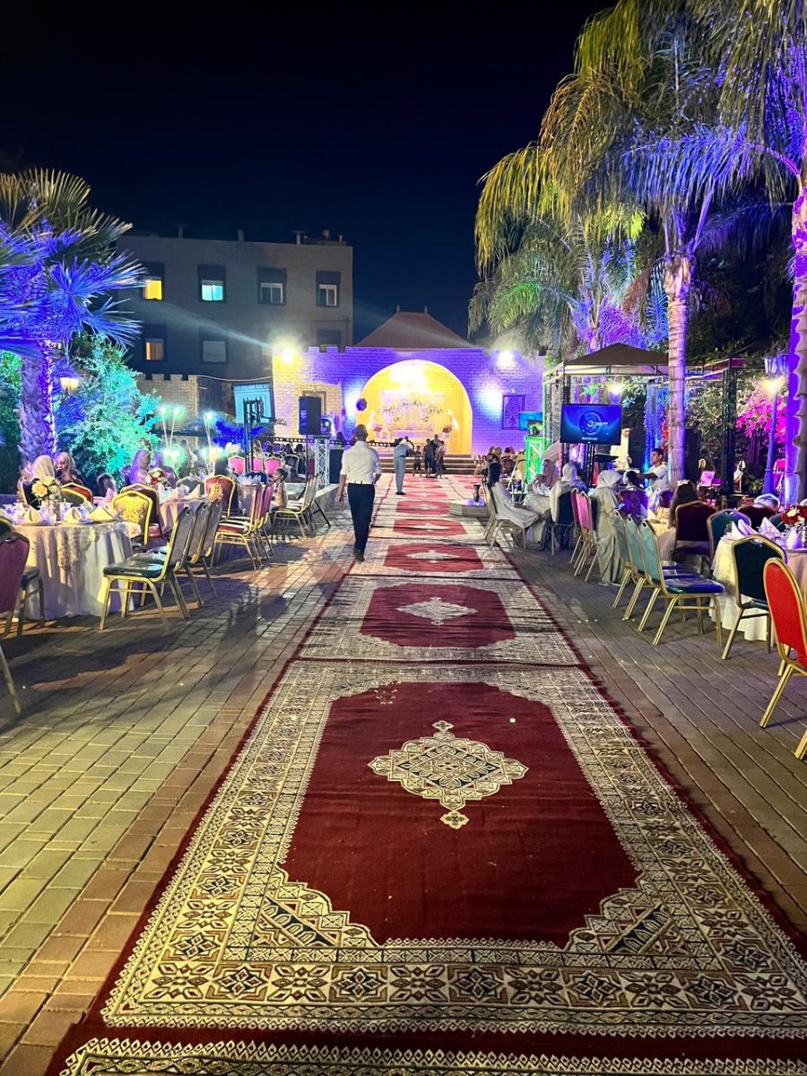 Décoration de réception extérieure aux tapis rouges