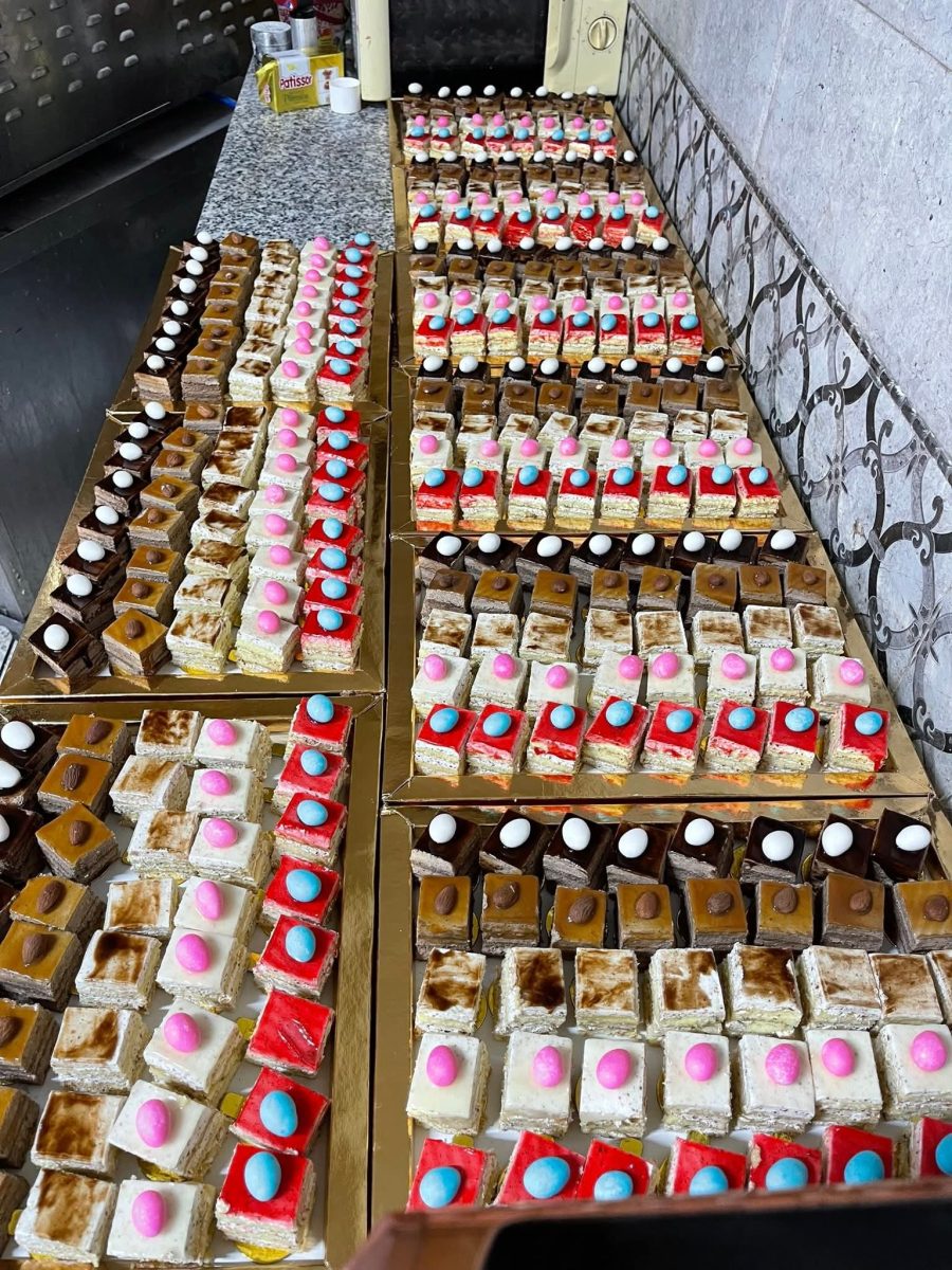 Assortiment de petits-fours glacés en plateaux