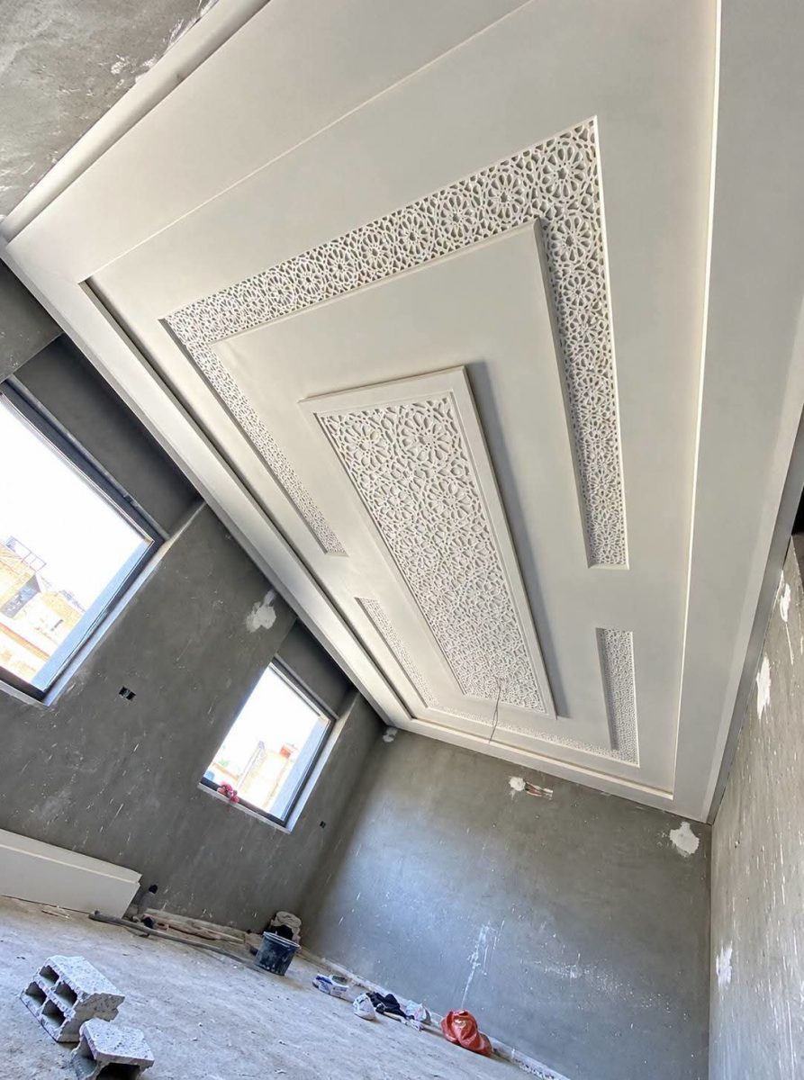 Plafond en plâtre à panneaux arabesques triangulaires