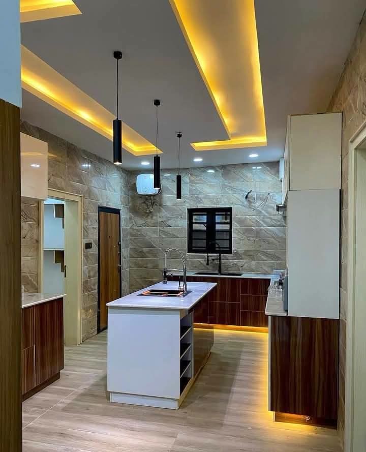 Cuisine moderne à faux plafond LED et îlot