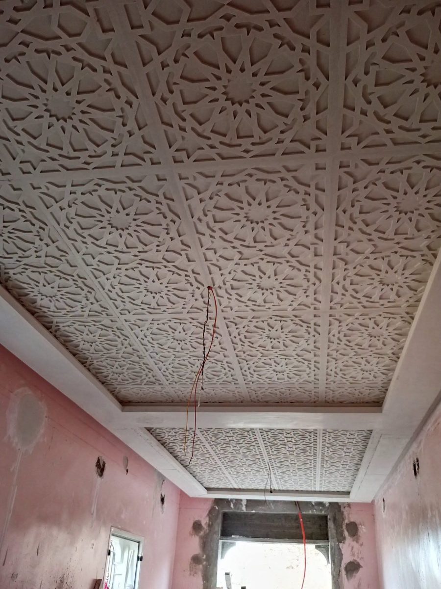 Plafond couvert de panneaux arabesques ajourés