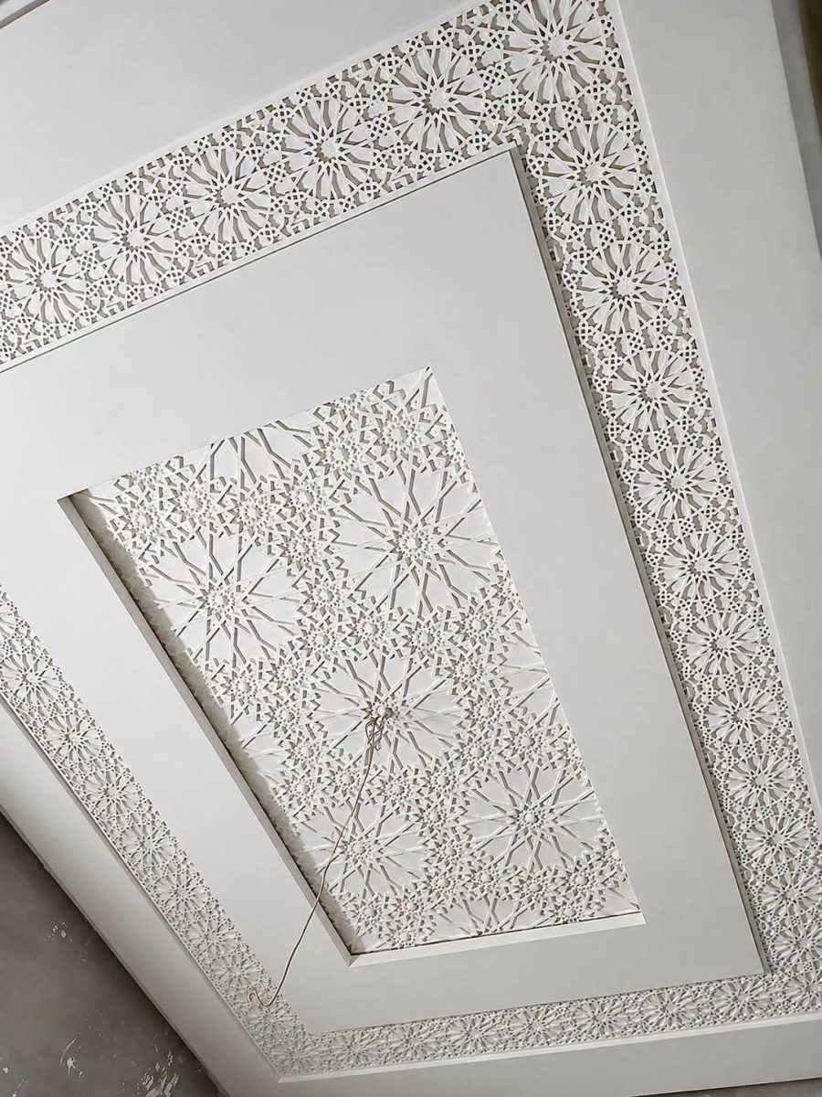 Plafond en plâtre à panneaux arabesques ajourés