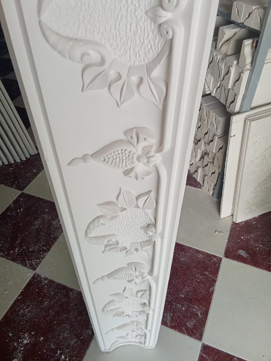 Corniche en plâtre sculpté à motifs en relief