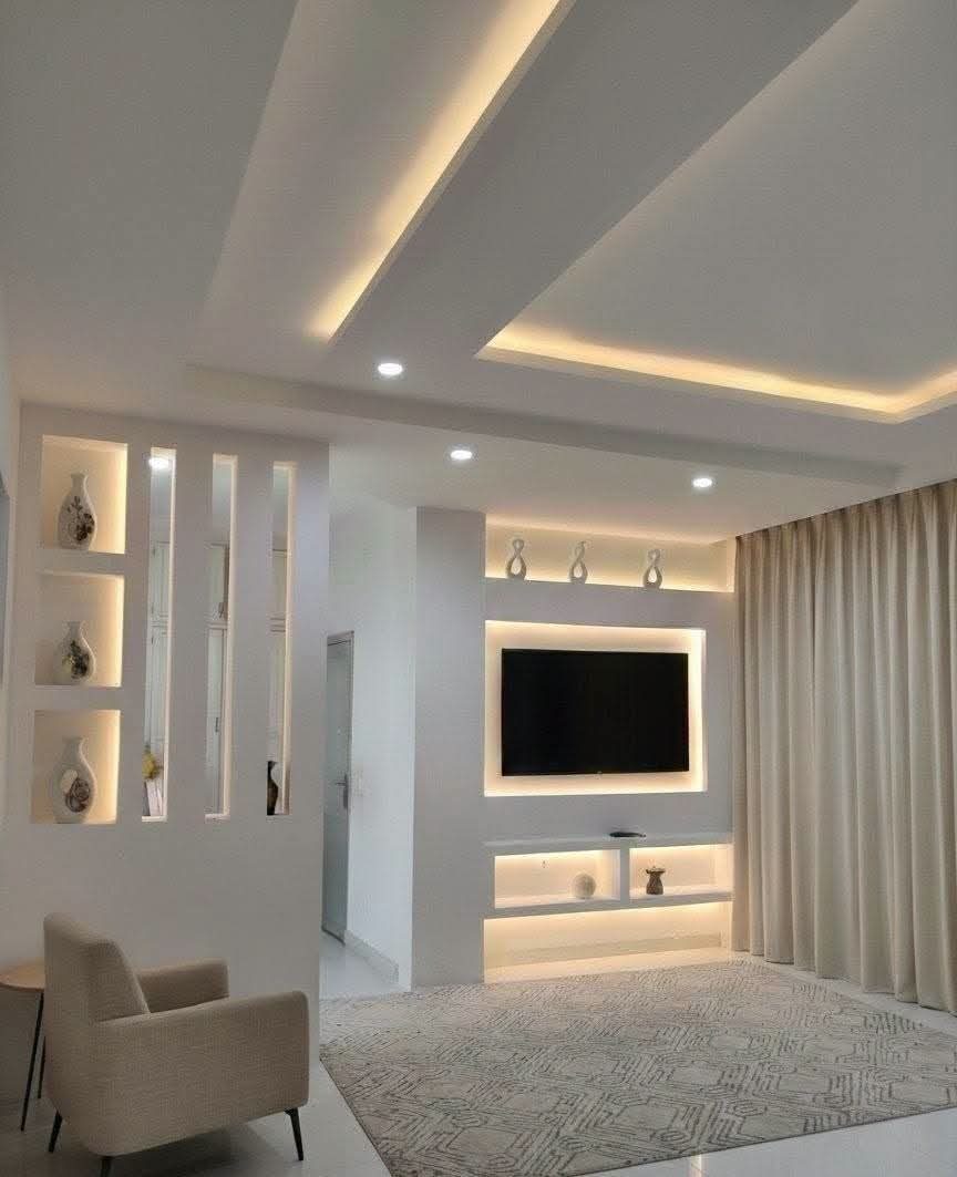 Salon à faux plafond LED et mur TV à niches
