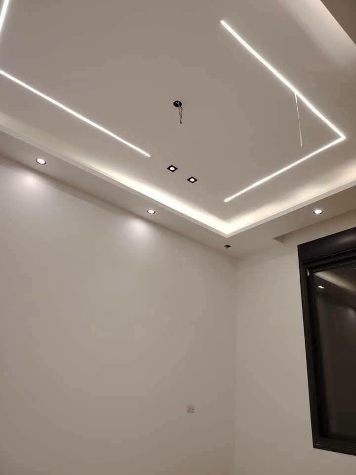 Faux plafond en plâtre à lignes LED