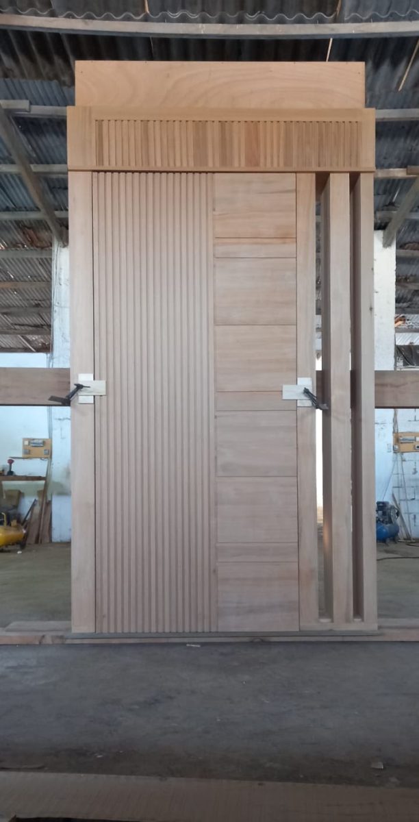 Porte d'entrée en bois massif en atelier