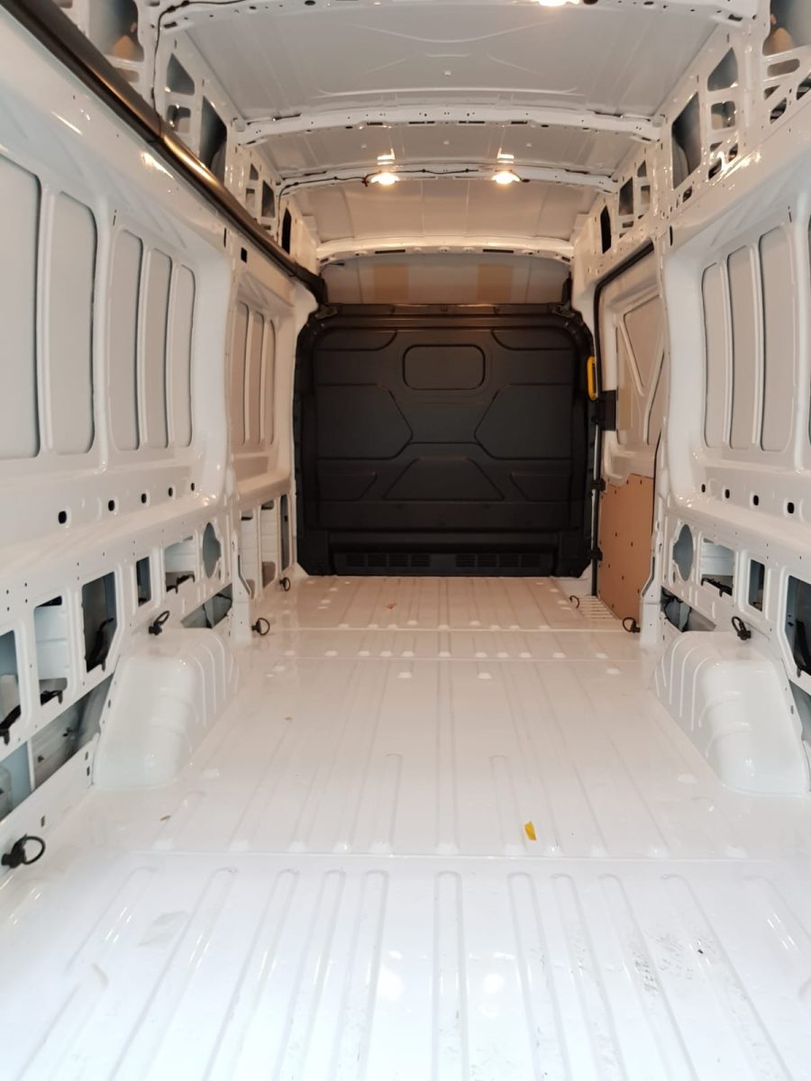 Intérieur vide d'un fourgon utilitaire