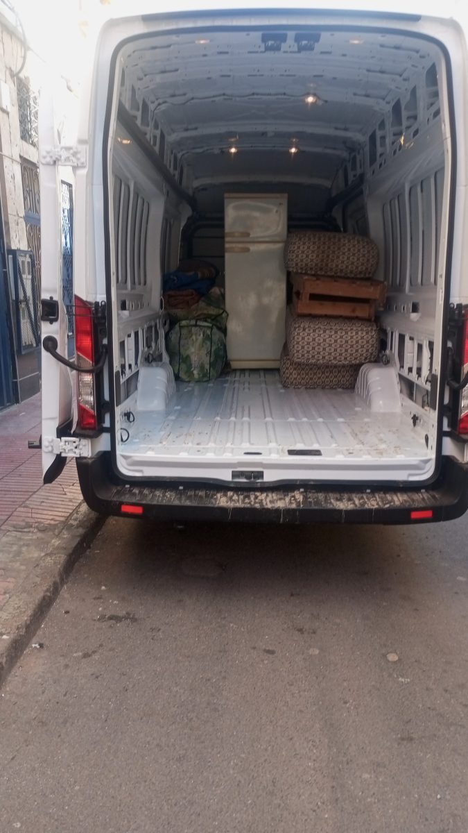 Fourgon chargé pour un transport d'affaires