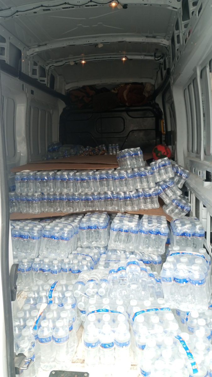 Fourgon chargé de packs d'eau pour livraison