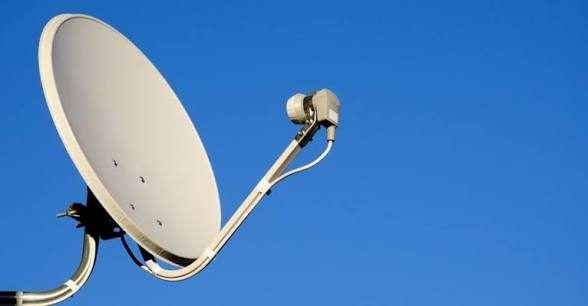 Antenne parabolique orientée vers le ciel