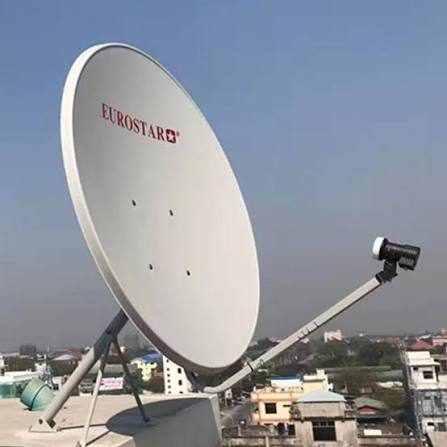 Antenne parabolique installée sur une terrasse