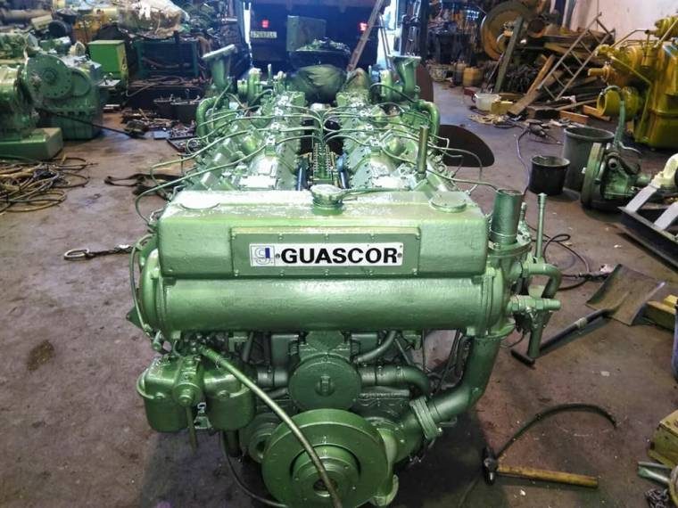 Gros moteur industriel vert en révision à l'atelier