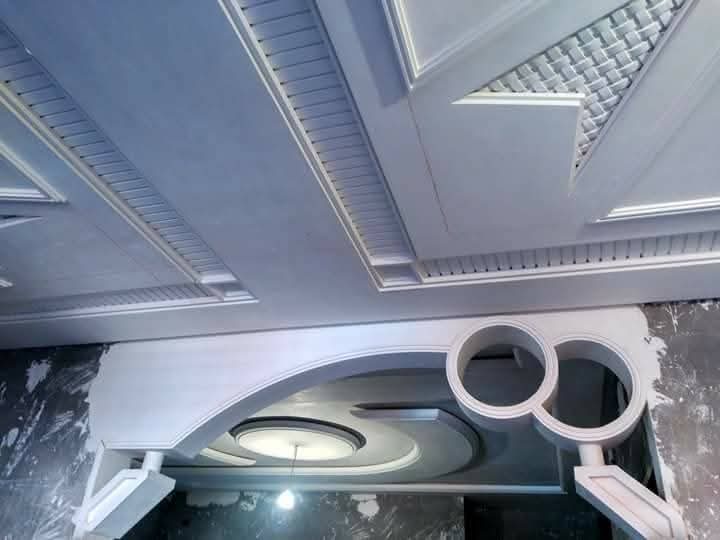 Plafond en plâtre mouluré à corniches et anneaux