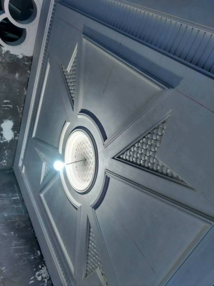 Plafond en plâtre à motif en étoile et rosace centrale