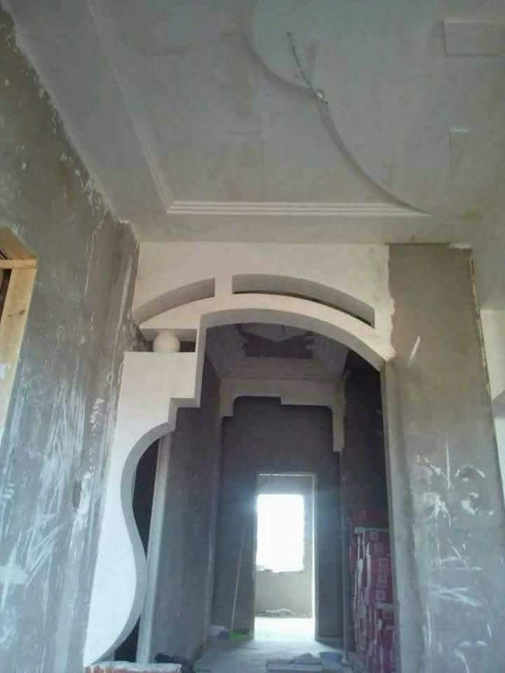Arche d'entrée en plâtre au dessin étagé et courbe