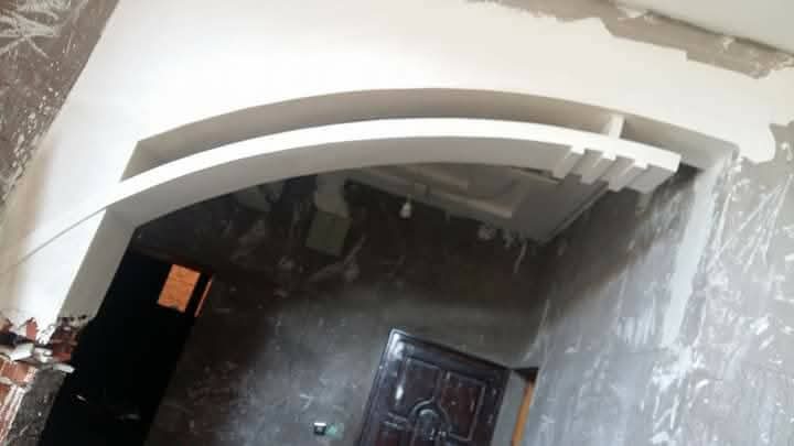 Arc en plâtre aux lignes courbes au-dessus d'une porte