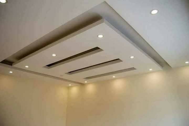 Faux plafond à panneau central et fentes sombres