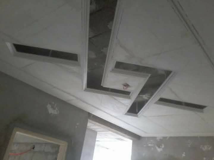 Plafond à dalles effet marbre et bandes miroir