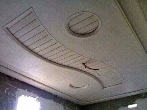 Plafond en plâtre à bande en S et motifs circulaires