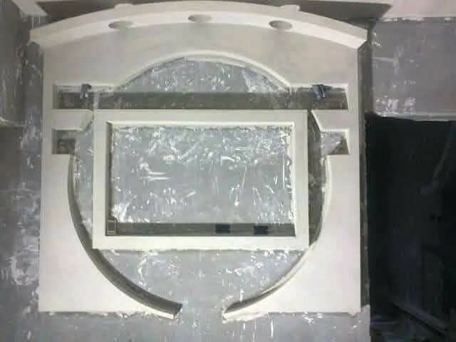 Arche en plâtre et cadre ovale préparé pour un écran