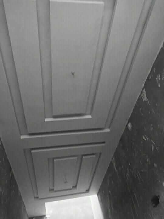Plafond de couloir en plâtre à caissons moulurés
