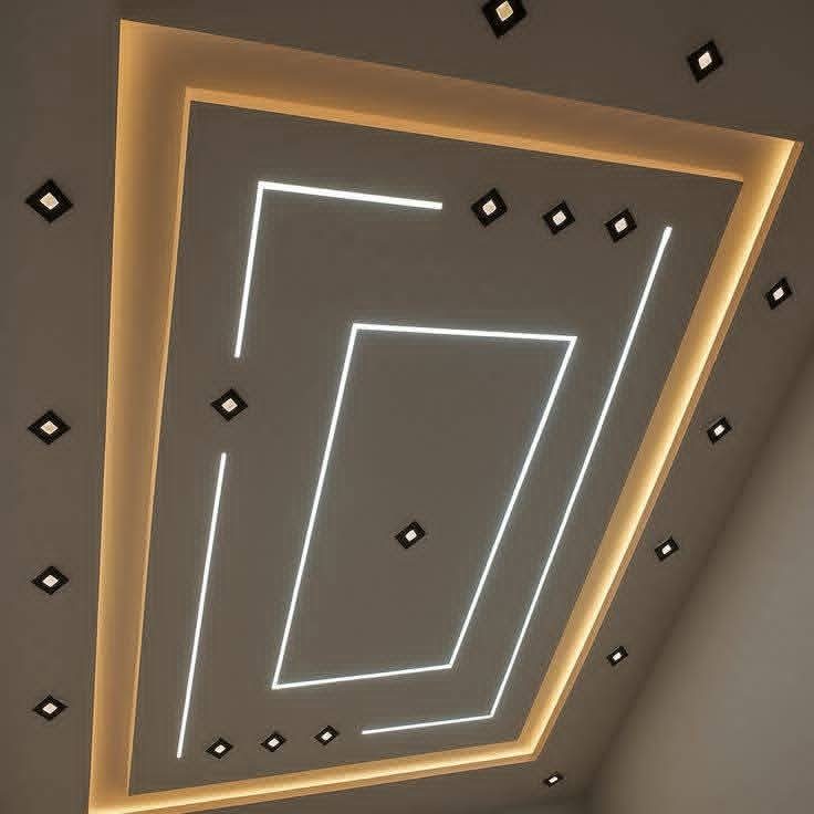 Faux plafond géométrique à rubans et éclairage chaud