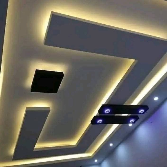 Faux plafond géométrique à éclairage indirect chaud