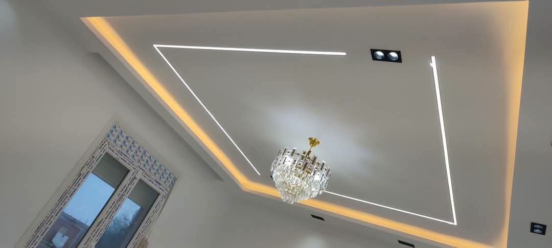 Faux plafond à rubans lumineux et lustre en cristal
