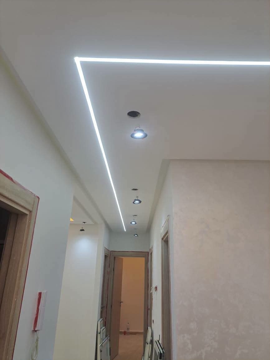 Couloir à faux plafond souligné d'un ruban lumineux