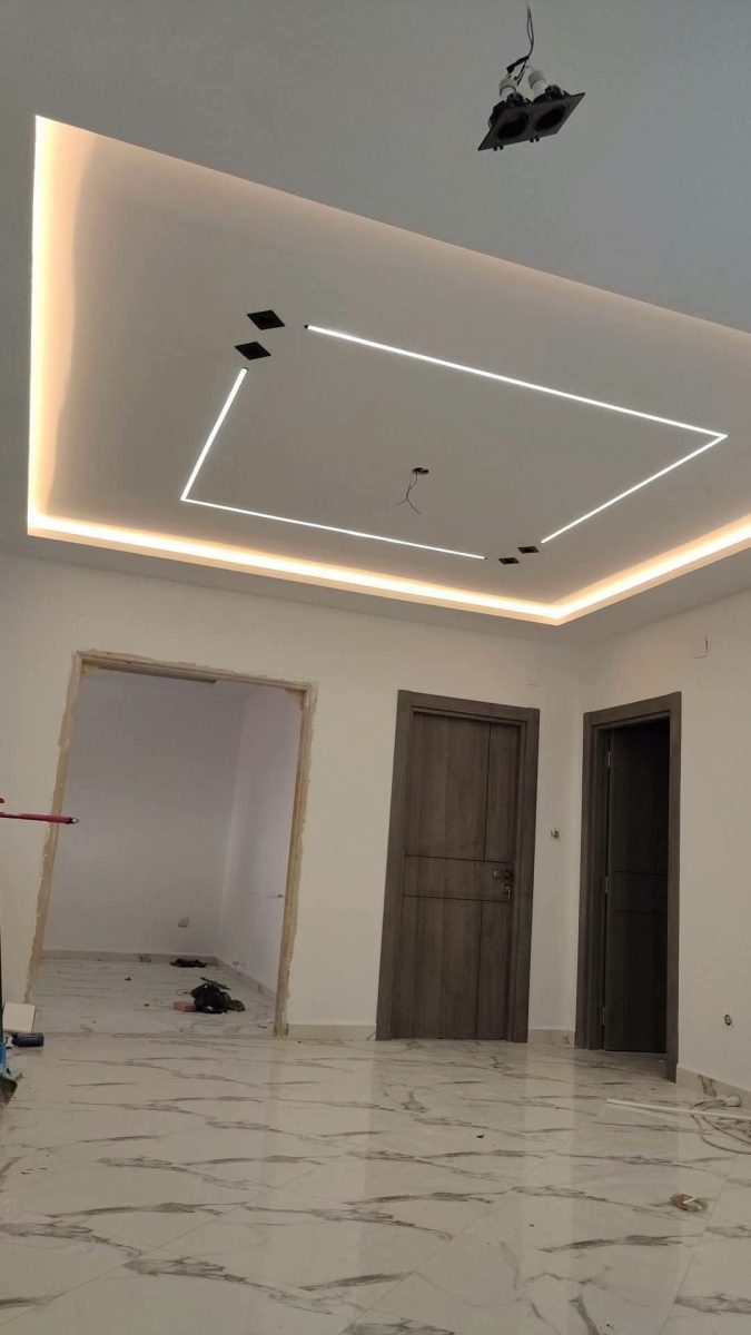 Séjour à faux plafond en rubans lumineux rectangulaires