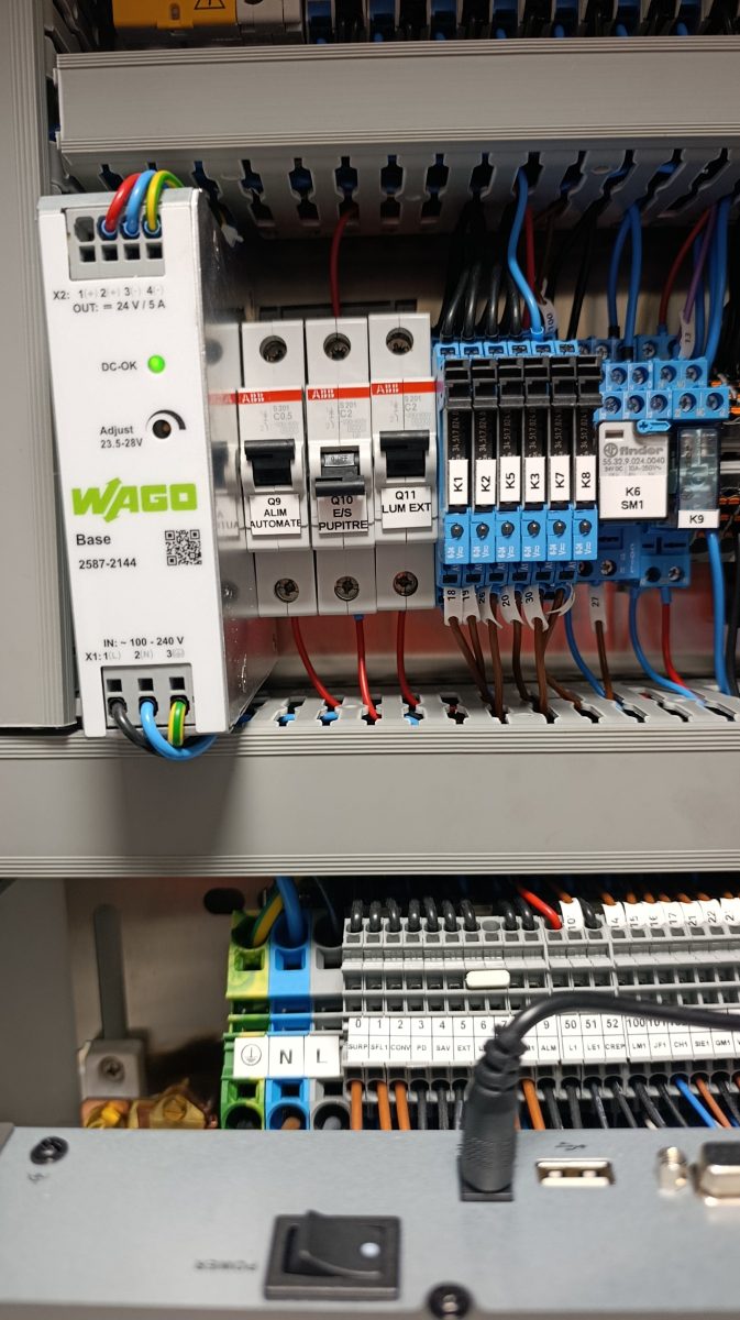 Armoire électrique d'automatisme câblée sur rail